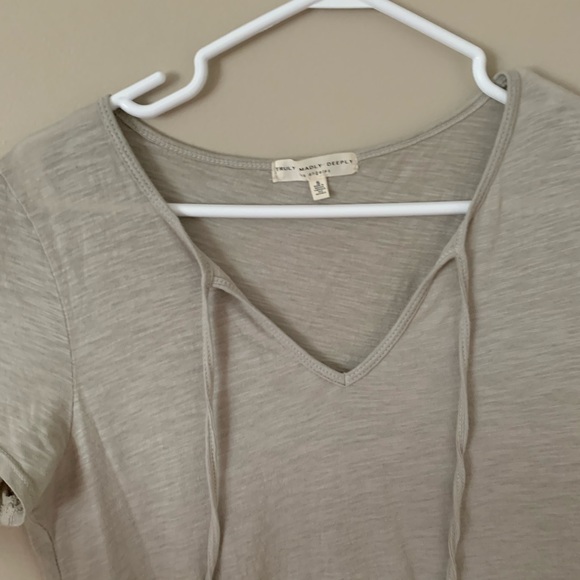 ✨3 for 15✨ Flowy peplum top - Picture 2 of 5